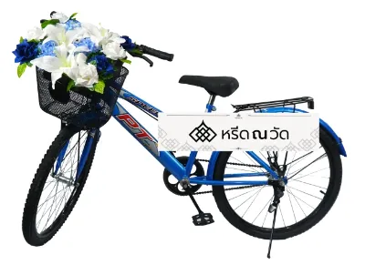พวงหรีดจักรยานสีน้ำเงินขนาด 24 นิ้ว มีตะกร้า ตกแต่งด้วยดอกไม้สีขาวและสีฟ้า