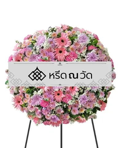 พวงหรีดโทนสีชมพูหวาน ไซส์กลาง ประกอบด้วยดอกเบญจมาศและดอกเยอบีร่า