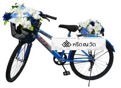 พวงหรีดจักรยานโทนสีขาว-ฟ้า ตกแต่งด้วยดอกกุหลาบ ดอกลิลลี่ และดอกคาร์เนชัน