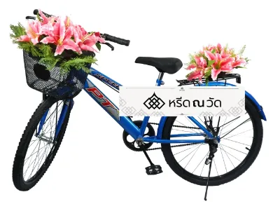 พวงหรีดจักรยาน ตกแต่งด้วยดอกลิลลี่สีชมพูที่ตะกร้ารถและเบาะหลัง