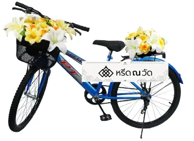 พวงหรีดจักรยาน รหัส J010 ตกแต่งด้วยดอกไม้สีขาวและสีเหลืองที่บริเวณตะกร้าหน้ารถและเบาะหลัง