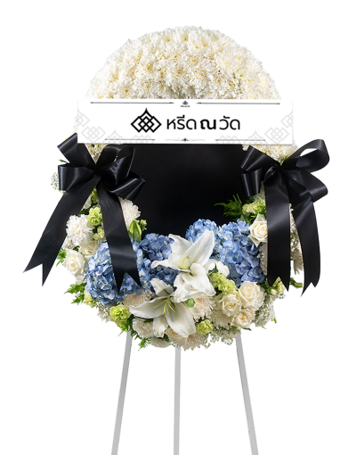 พวงหรีดกระดานดอกไม้สดโทนสีขาวฟ้า จัดด้วยดอกลิลลี่ขาว ไฮเดรนเยียฟ้า ไฮเดรนเยียเขียว คาร์เนชันสเปรย์เขียว ประดับด้วยโบว์สีดำ