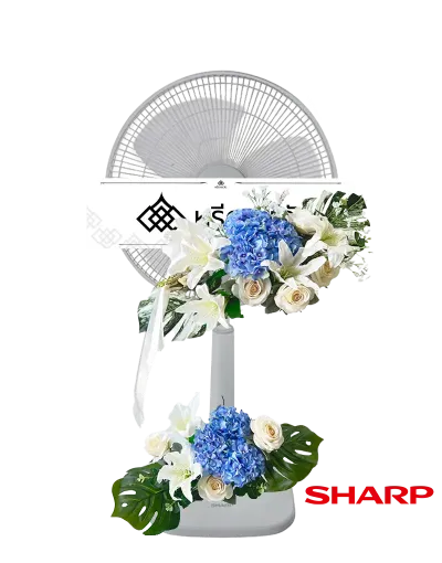 พวงหรีดพัดลม Sharp ขนาด 18" สีฟ้า-ขาว จัดด้วยดอกไม้ประดิษฐ์ไฮเดรนเยียสีคราม ดอกลิลลี่ขาว และดอกกระดิ่งสีขาว
