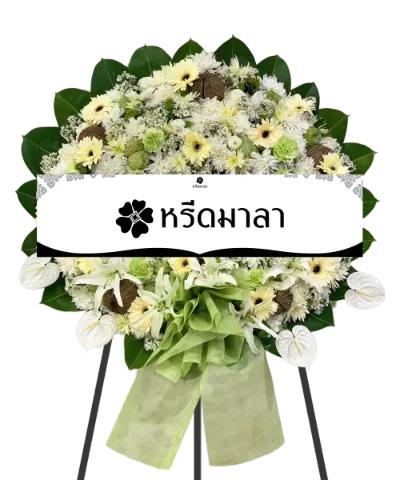 พวงหรีดดอกไม้สดทรงกลม โทนสีขาว เหลืองอ่อน และเขียว ประดับโบว์สีเขียวอ่อน